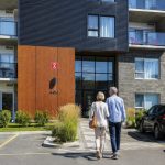 Résidents profitant de la qualité de vie devant les condos locatifs tout inclus du Quartier 7 à Mascouche.